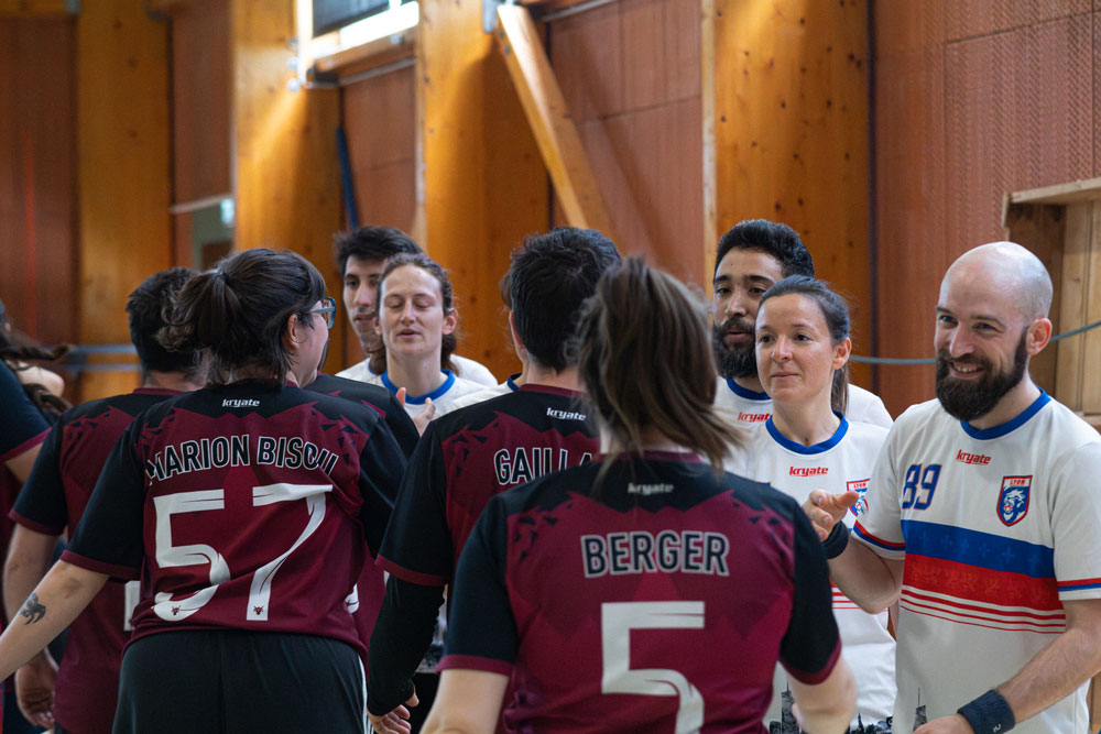 Joueur·euses des équipes de Poitiers 2 et Lyon 2 qui se serrent la main à la fin d'un match - contact
