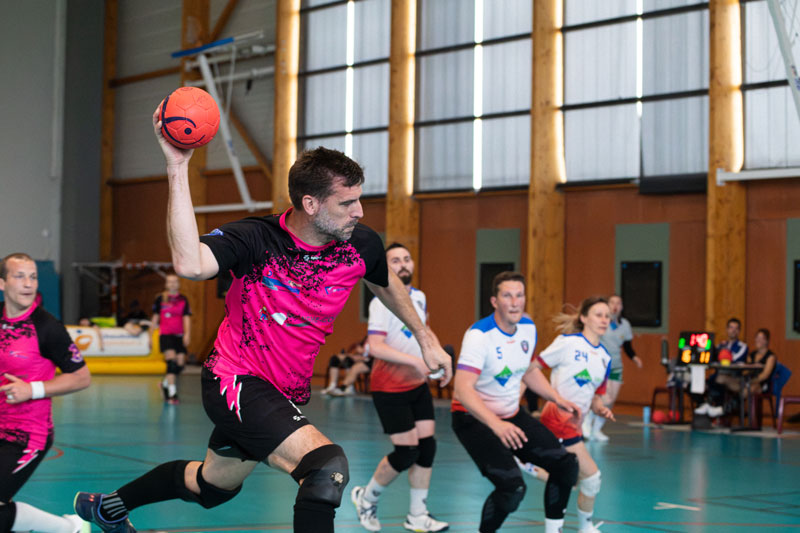 Image d'un joueur de tchoukball en pleine action _qui sommes-nous ?